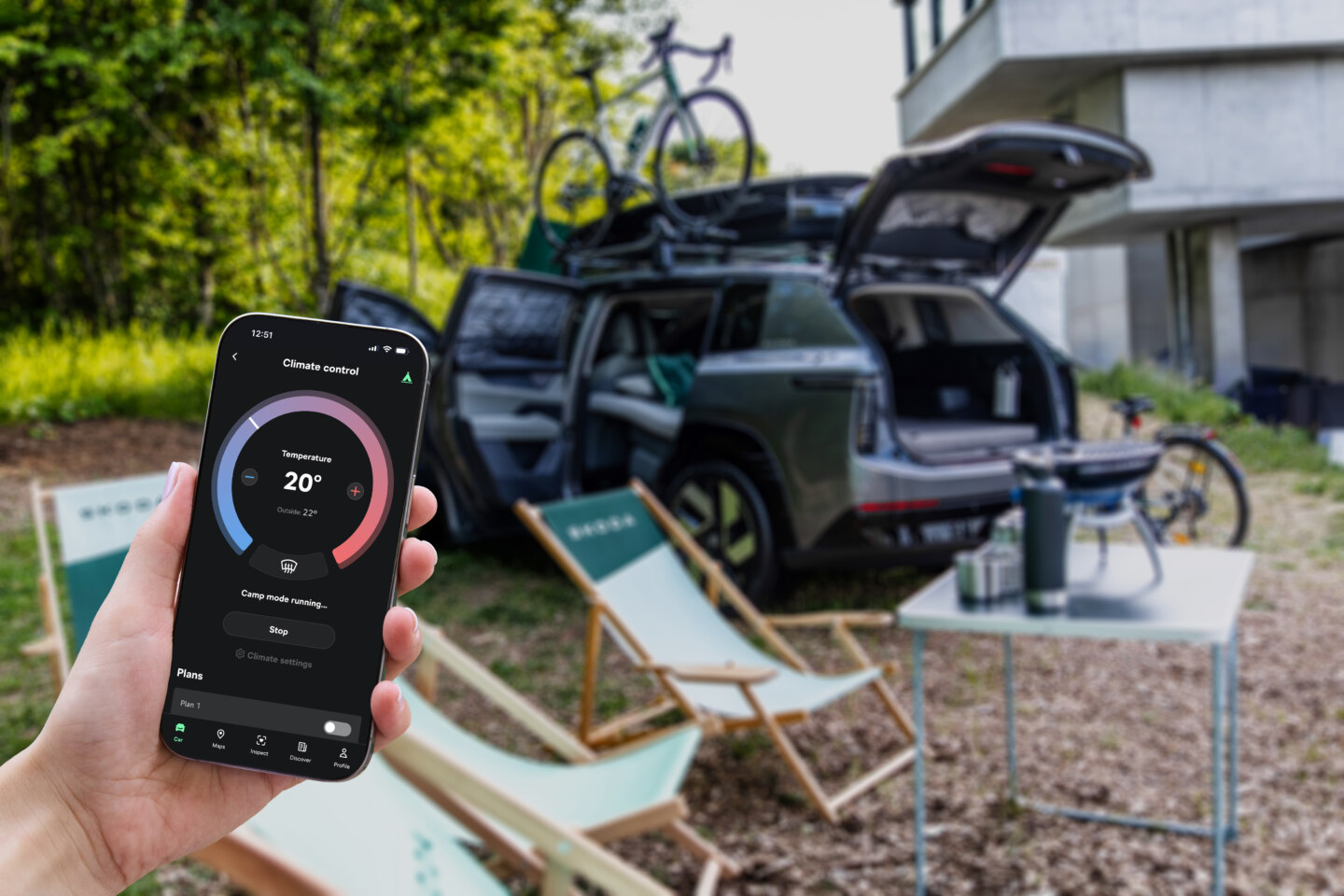 Škoda Camp Mode a MyŠkoda alkalmazásban, mögötte táborozó elektromos Škoda