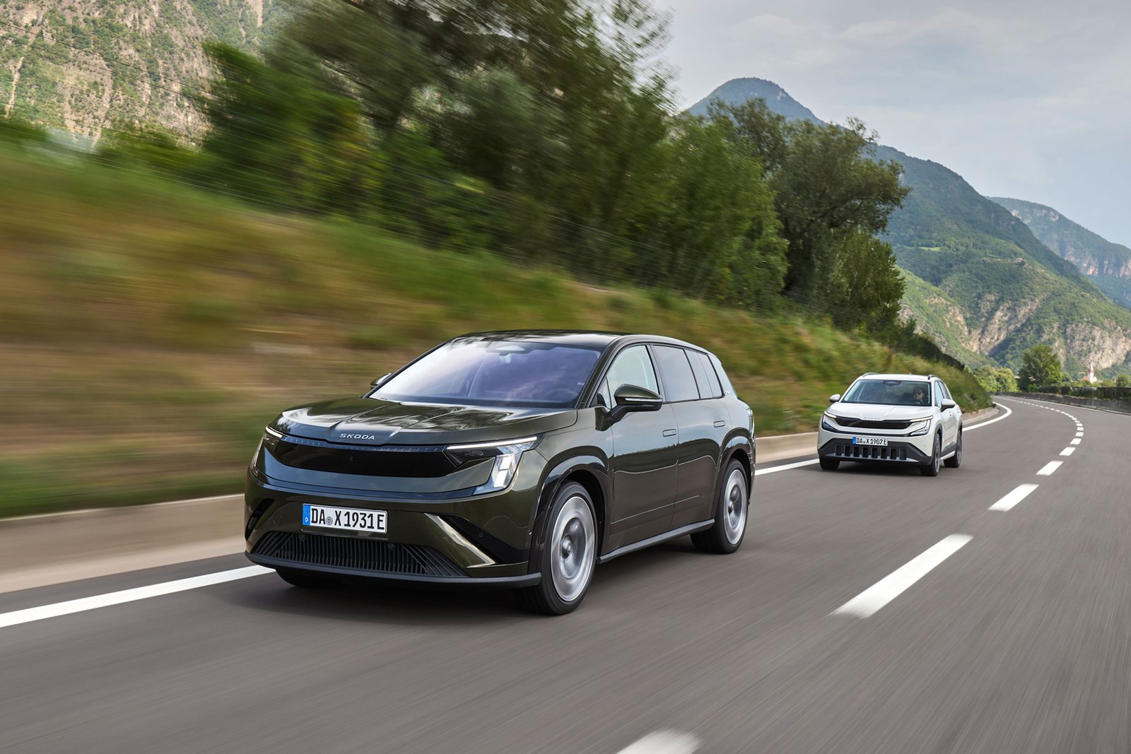 Škoda Epiq és Škoda Peaq menet közben: a két új elektromos modell az osztrák piaci indulás sajtófotóján