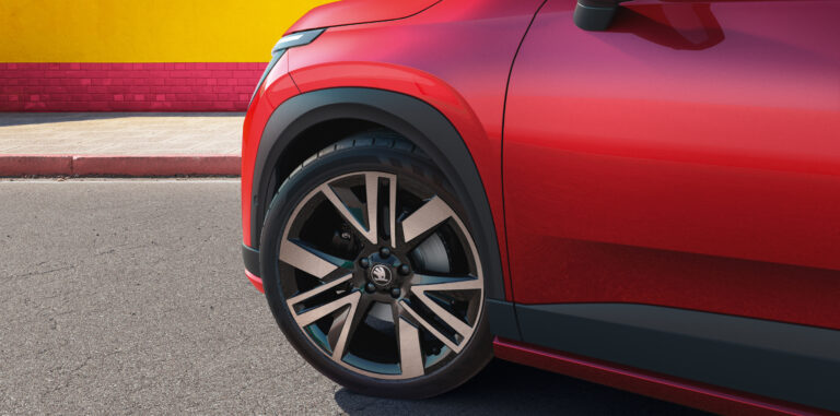 Škoda Epiq Sportline fekete tetővel és 19 colos fekete kerekekkel, hivatalos sajtófotó