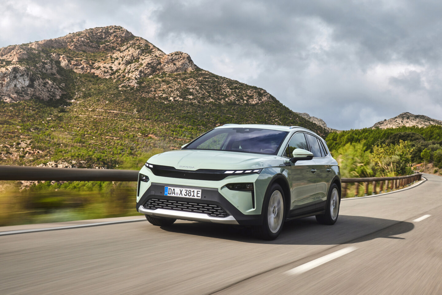 Škoda Travel Assist: Škoda Elroq kanyargós országúton